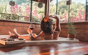 Casa Pedacinho de Céu com banheira de hidromassagem e lareira